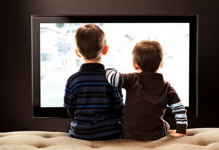 Дети и телевизор! Когда можно «приучать» к голубому экрану и стоит ли это делать?
