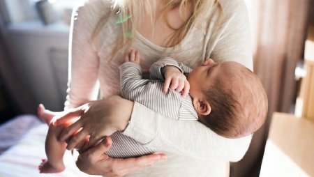 Влияет ли укачивание грудного ребенка на его позвоночник?