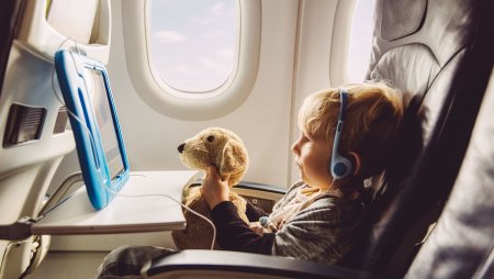 В самолете с маленьким ребенком: рекомендации, как избежать неприятных ощущений